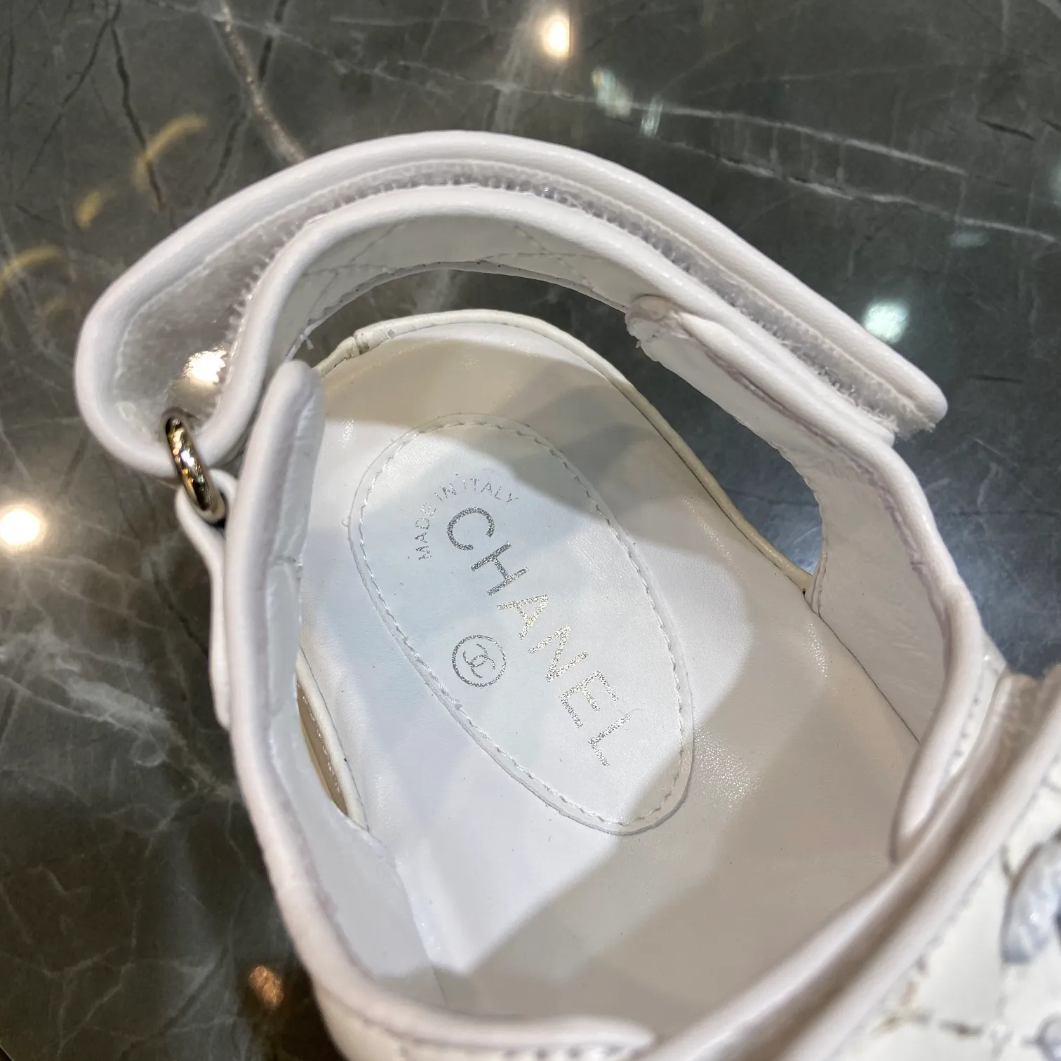 👟👟Ex-factory price👟👟Ex-factory price 480👟👟 𝑐ℎ𝒶𝓃𝓮𝓁 ❷⓿❷2The latest new season of Velcro sandals in early spring ————————————❤ European purchasing agent & the latest version of Fragrant Grandma’s new fashion🔛 Small fragrant sandals that exude lasting charm~The original version was developed to support any comparison in the market🆚The so-called smooth and natural lines restore the original look. Many celebrities have recommended it. It is one of the must-have items for the beginning of spring. It is super comfortable on the feet. 35-40 (41 can be customized